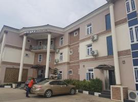 Galaxy Continental Hotel, מלון בOkinni