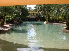 Cairns Golf Course Apartment, hotel com jacuzzi em Cairns