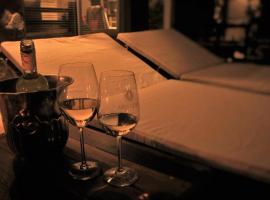 ABORIGEN APARTAMENTOS BOUTIQUE, hotel with hot tubs in Puerto Madryn