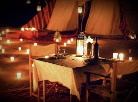 Luxury Camp By DAR AZAWAD, hotel en M'Hamid El Ghizlane