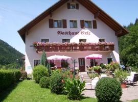 Gasthaus Zur Erle, hostal o pensión en Simonswald