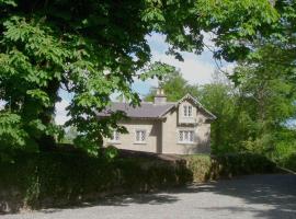 Schoolhouse at Annaghmore, holiday home sa Collooney