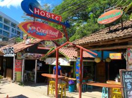 Coral Reef Surf Hostel and Camp, hotell i Tamarindo