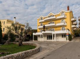 포드고리차에 위치한 호텔 Hotel Crnogorska Kuća