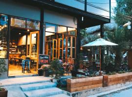 Bloom Cafe & Hostel โฮสเทลในเกาะหลีเป๊ะ