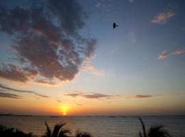 Apartamento con playa privada y piscina, hotel em Santa Marta