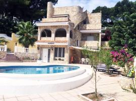 Villa con piscina, hotel din Oropesa del Mar