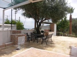 Kanarinis Apartments, hotel v destinaci Omodos