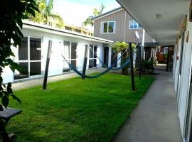 Beachcomber Lodge & Backpacker