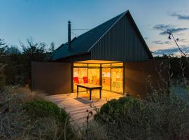 The Black House with Stunning Outdoor Bath, atostogų namelis mieste Lake Tekapo