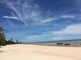 Seaside Apartment at Cha-Am