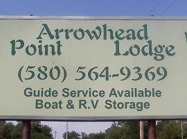 Arrowhead Point Lodge & Campground, hotel con estacionamiento en Shay
