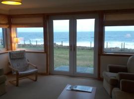 Mey Cliff Cottage, hotel with parking in Scarfskerry