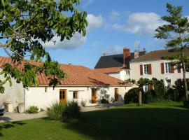 Chambres d'hôtes Les Tilleuls, parkolóval rendelkező hotel Le Poiré-sur-Velluire városában