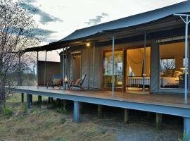 Nogatsaa Pans Chobe Lodge，卡薩內的木屋