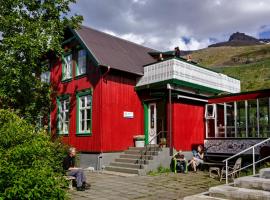 Hafaldan HI hostel, old hospital building: Seyðisfjörður, Gufufoss yakınında bir otel