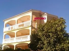 Antonio Apartments