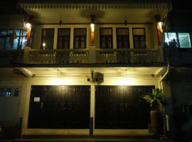 The Royal ThaTien Village, hostal o pensió a Bangkok