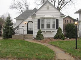 Covered By Faith Rentals -Storybook Home, căsuță din Rochester