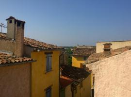 provencal house with sunny terrace, vila mieste Aups