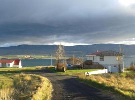 Glæsibær 2 Guesthouse and horsefarm – domek wiejski w Akureyri