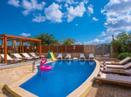 Sunshine Villa with Private Pool by Estia – tani hotel w mieście Agios Ioannis
