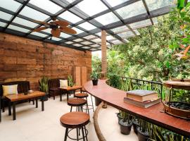 Treehouse Suites - Boutique Serviced Apartment, appartement in Jakarta