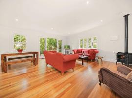 Poet's Cottage - Fireplace, Close to Treks, hotel with jacuzzis in Wentworth Falls