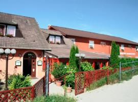 Vasmacska Panzió, bed and breakfast en Komárom