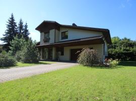 Villa EverGreen in downtown with private garden, hot tub, garage parking, patio, hotel a Vílnius