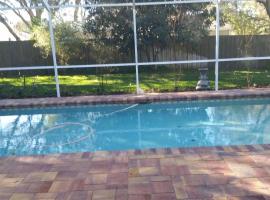 Modern Pool Home, hotel com estacionamento em Spring Hill