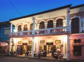2ROOMS Boutique House: Phuket Town şehrinde bir otel