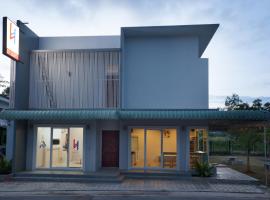 ํ๋์ ์์นํ ํธํ
Lin House