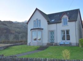 Beach House - Carrick Castle, hotel with parking in Carrick