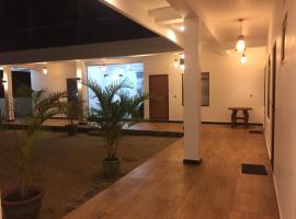 Blue Wings Beach Hotel, guest house in Trincomalee