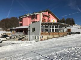 Hotel Sole del Baldo, hotel cerca de Montagnola Quad Ski Lift, Brentonico