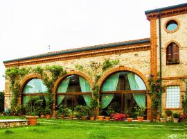 Locanda La Corte Dei Galli, hotel with parking in Carre