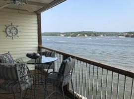 Beautiful 2 Level Condo with Main Channel View, hotel in Osage Beach