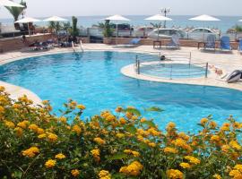 Haris Hotel Apartments and Suites, hótel í Paralia Vrachou