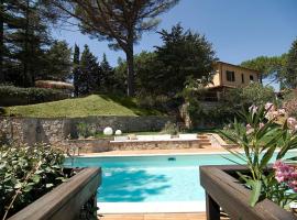 Stunning Country House overlooking Tuscany hills, hotel-fazenda em Lorenzana