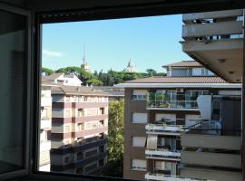 ALL NEW Luxury condo sleeps 6,Balcony,Fibra WIFI, etažno stanovanje v Rimu