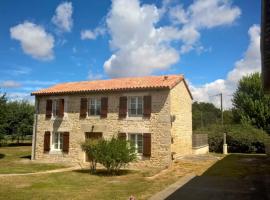 Le Refuge, hotel dengan parking di Champagné-Saint-Hilaire