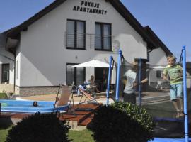 Apartamenty i Pokoje Na Letniej، فندق في دارووفكو