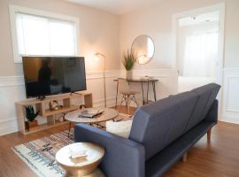 Cozy & Stylish 2BR Apt near O'Hare Int'l Airport - Central Cozy, hotel en Dunning