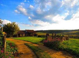 Rocks & Roses Farm stay, landsted i Lochiel