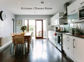 Cosy Home; Sleeps 10/11. City 15 minutes’ walk