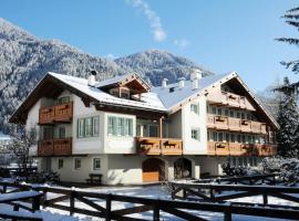 Casa El Tobià, ξενοδοχείο σε Pozza di Fassa