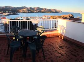 Espectaculares vistas al mar Ático y apart 3 habitaciones, hotel in Llança