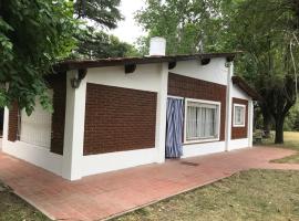 Chalet con piscina, chata v destinácii Chivilcoy