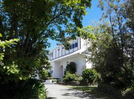 Purple Hen Country Lodge, cabin in Katikati